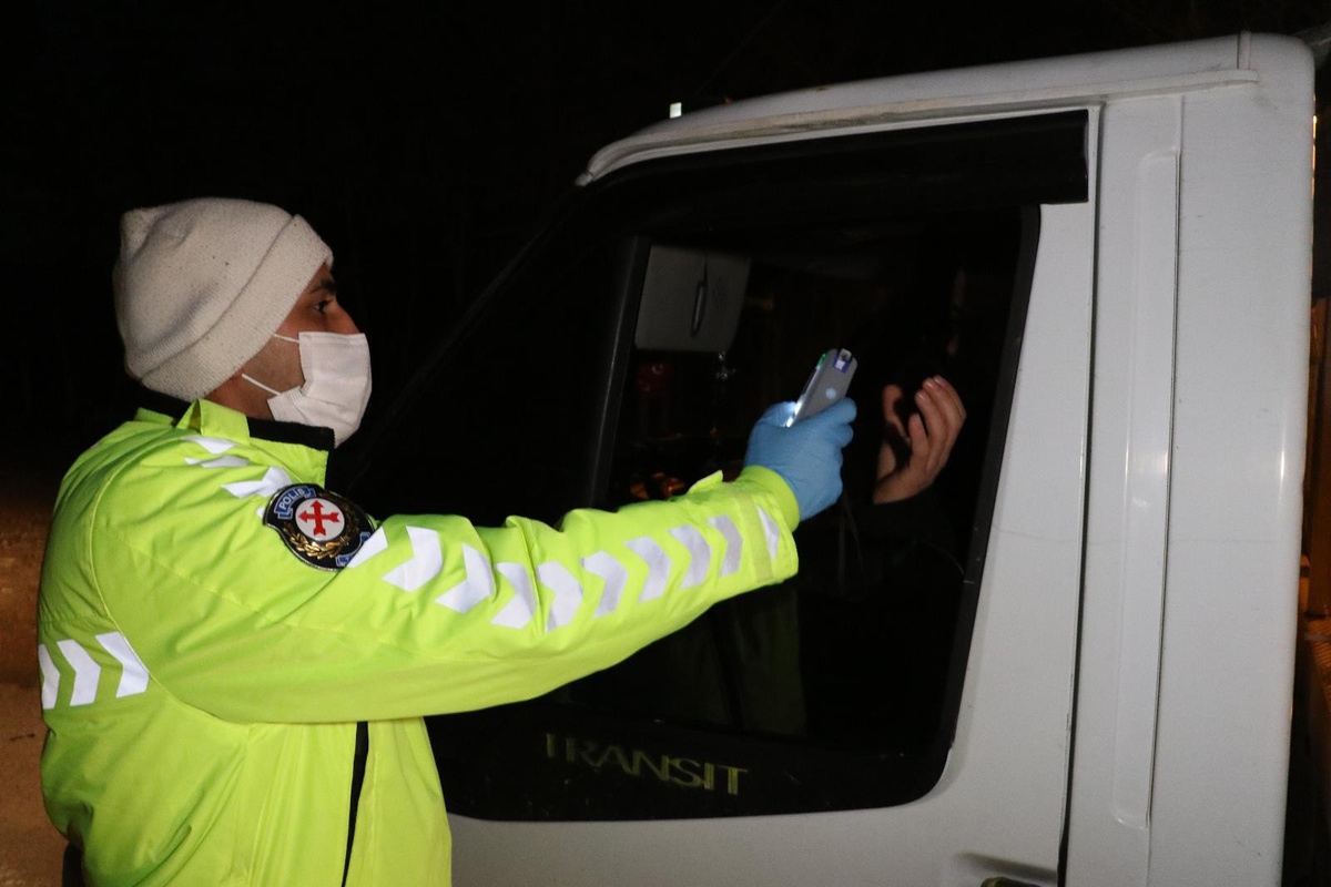 Alkollü çıkan yolcudan ilginç savunma: "İçmeyip de ne yapalım"
