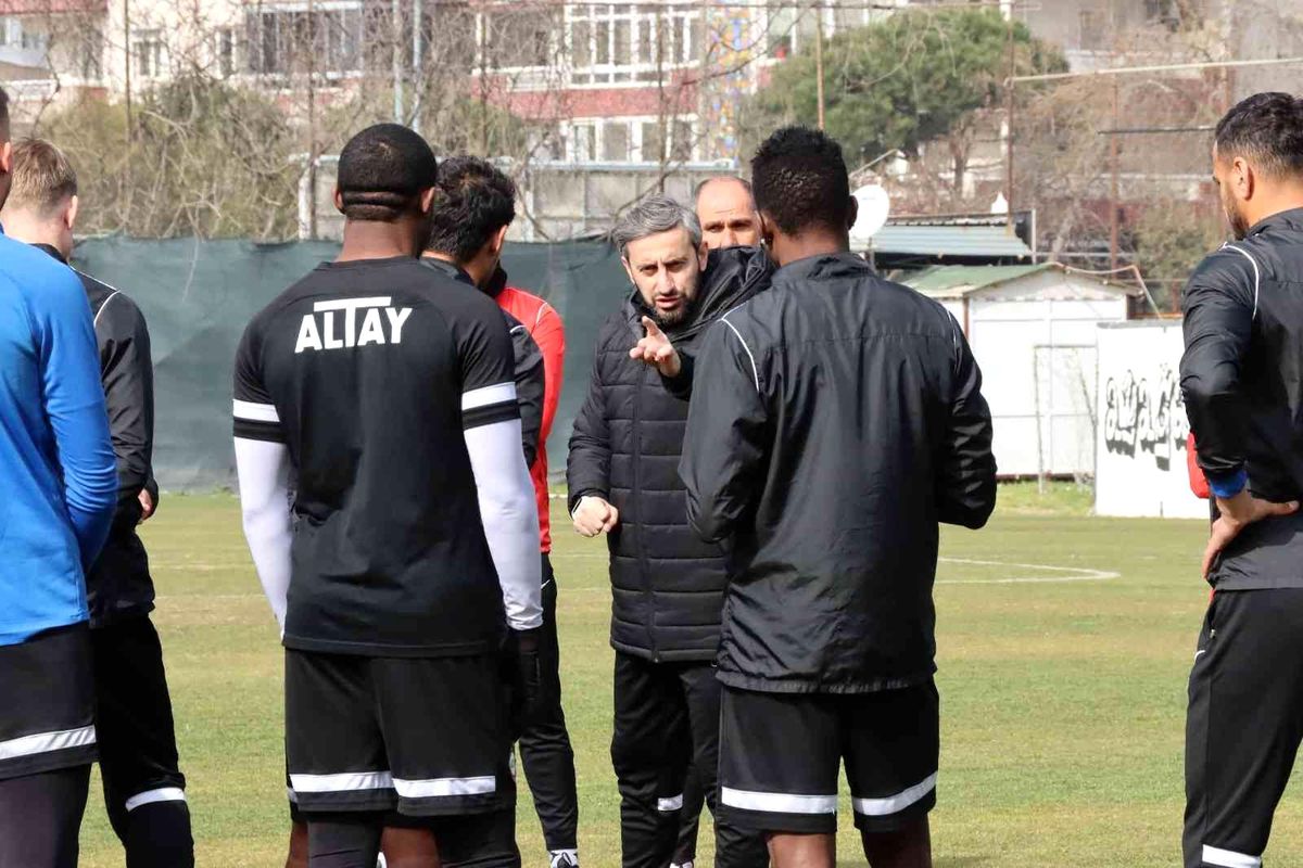 Altay'ın Beşiktaş mesaisi sürüyor
