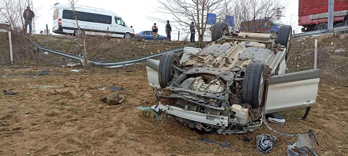 Elazığ\'da otomobil bariyerlere çarparak takla attı: 6 yaralı