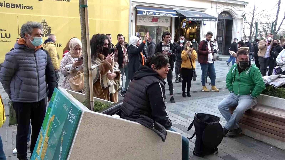 İstiklal Caddesi'nde renkli görüntüler: Sokak müzisyenleri çaldı, turistler eğlendi