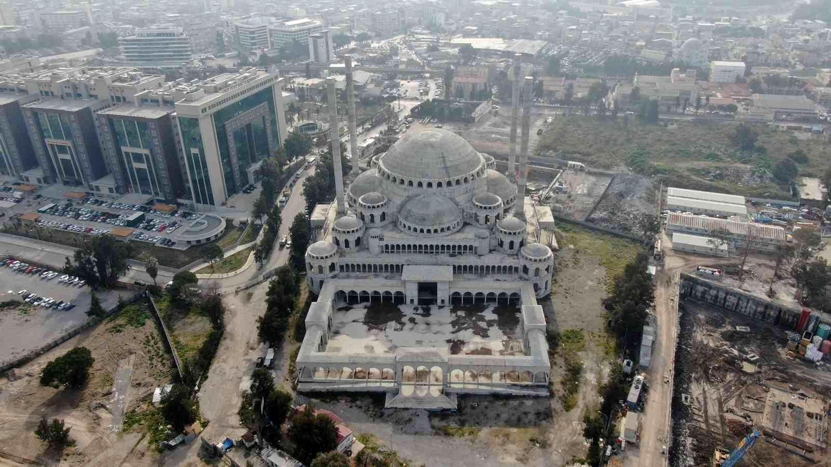 İzmir\'in bitmeyen protokol camisi