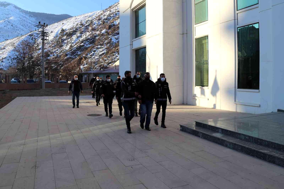 Kaçak silah ticareti şüphelisi 12 kişi adliyeye sevk edildi
