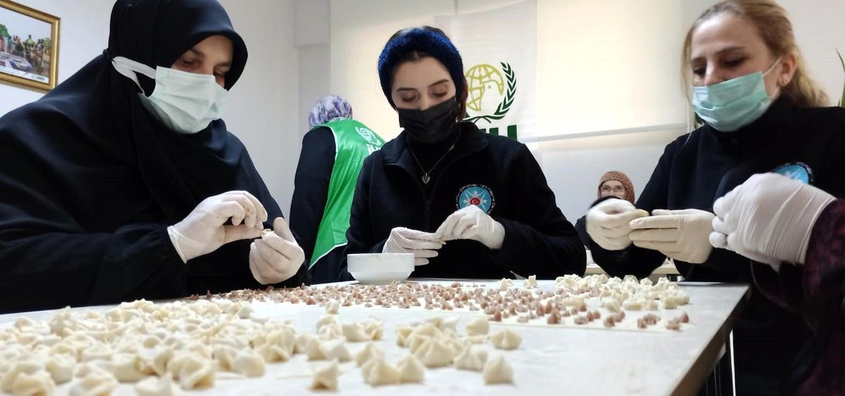 Kadınlar yardım için mantı açtı