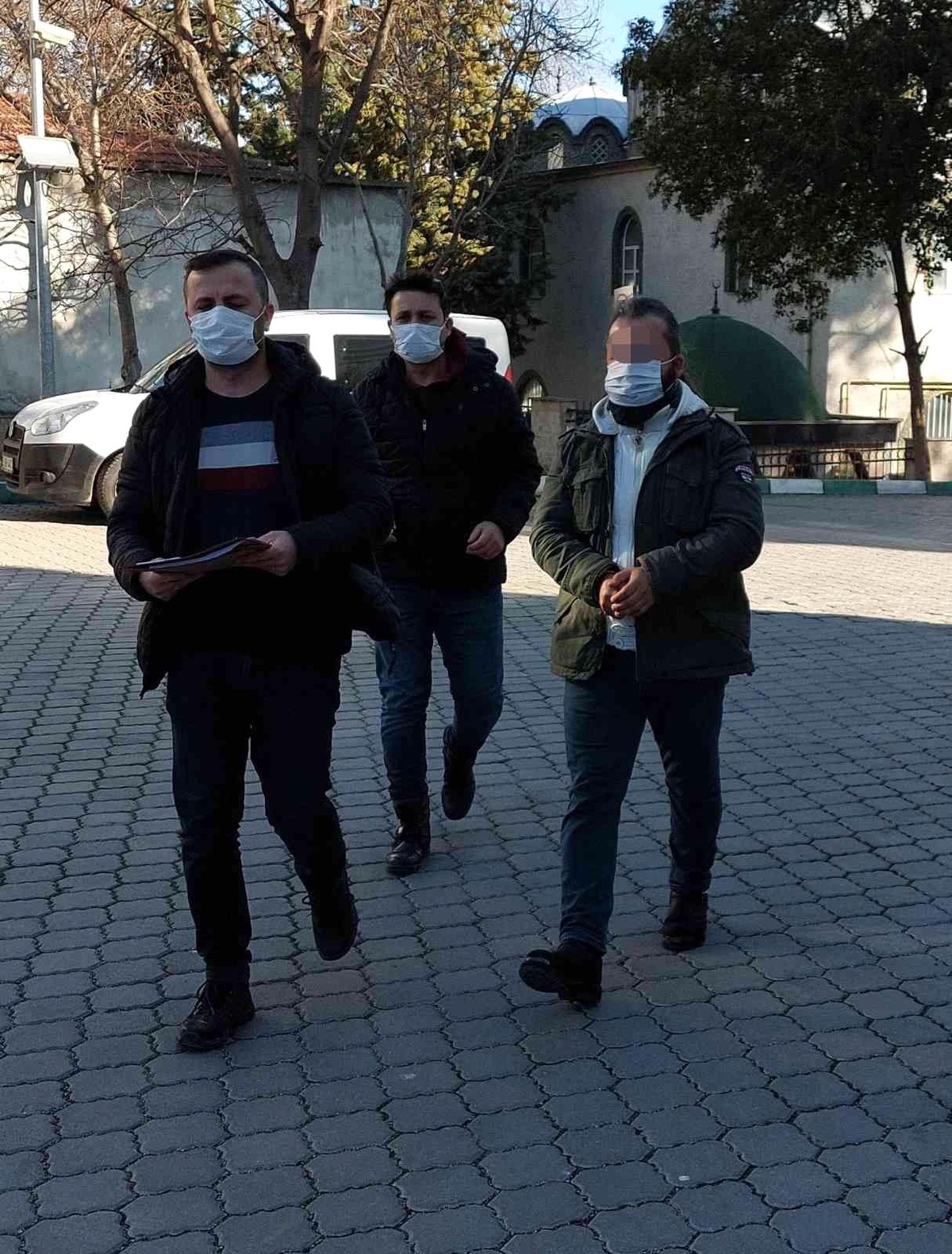 Karısının boğazına bıçak dayayıp boynundaki altını aldığı iddia edilen kocaya adli kontrol