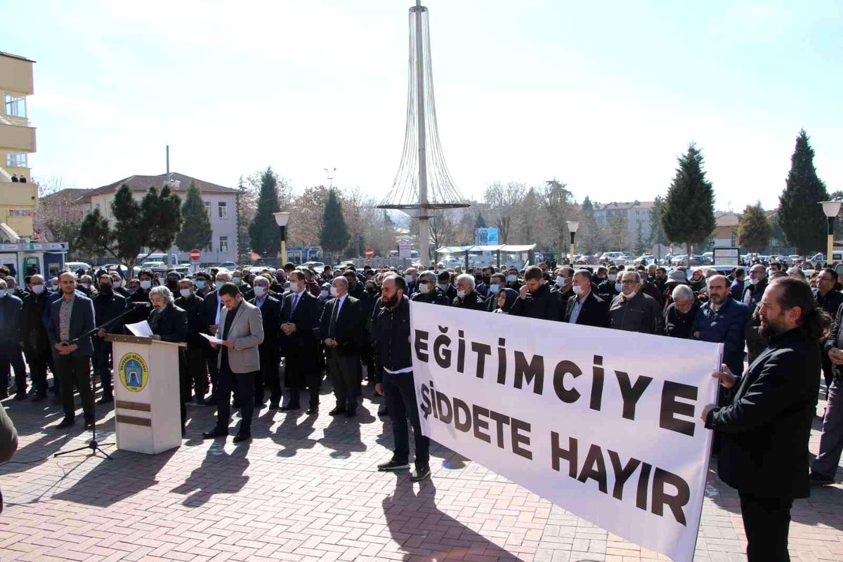 Kütahya\'da öğretmenler Remzi Özdemir\'e yönelik saldırıyı kınadı