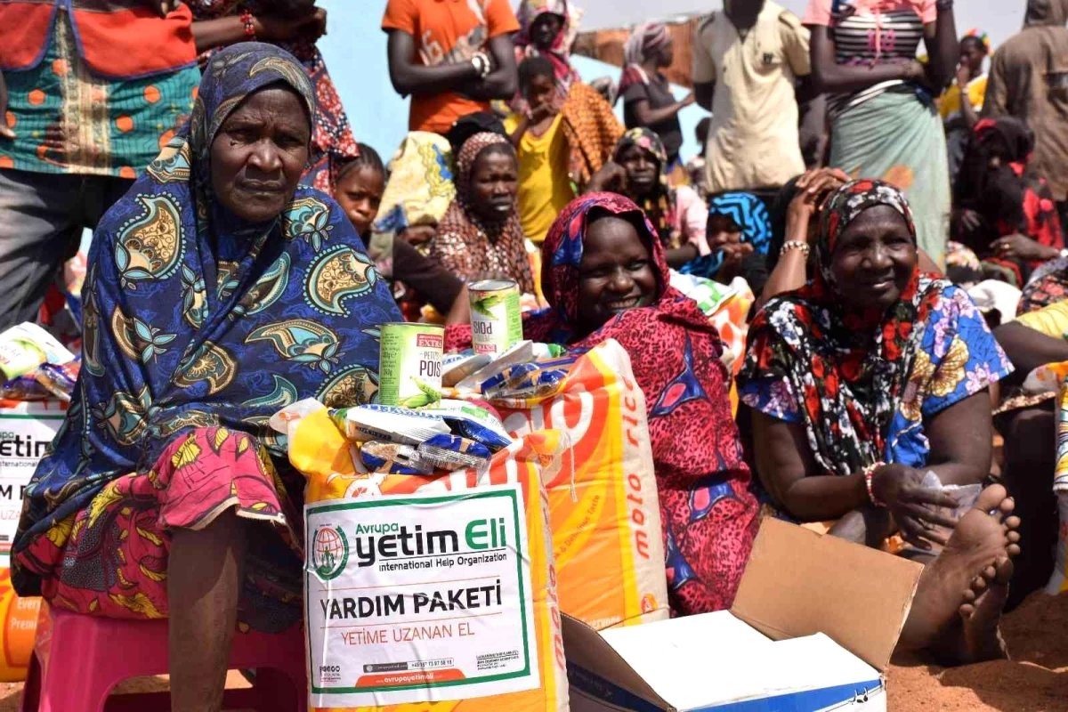 Mali\'deki muhtaç ailelere Avrupa Yetim Eli\'nden gıda yardımı