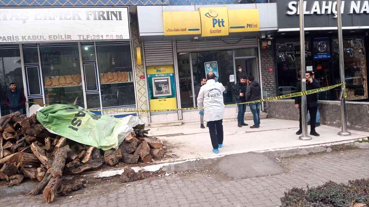 Son Dakika | Maskeli, silahlı soyguncular PTT şubesinden 20 bin TL çalarak kayıplara karıştı