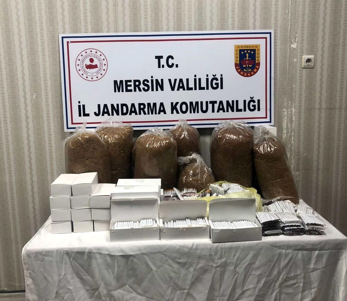 Mersin\'de kaçak sigara satışı yapan 2 şüpheli gözaltına alındı