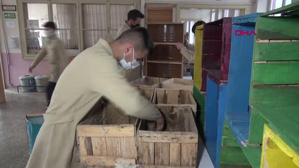 MESLEK LİSELİLER, ATIK MALZEMELERİ KÜTÜPHANE RAFINA DÖNÜŞTÜRÜYOR