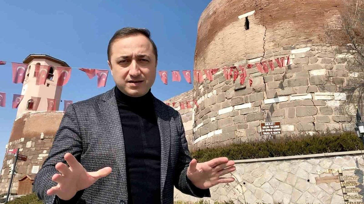 MHP\'li Ilıkan\'dan Ankara Büyükşehir\'e Ankara Kalesi için çağrı