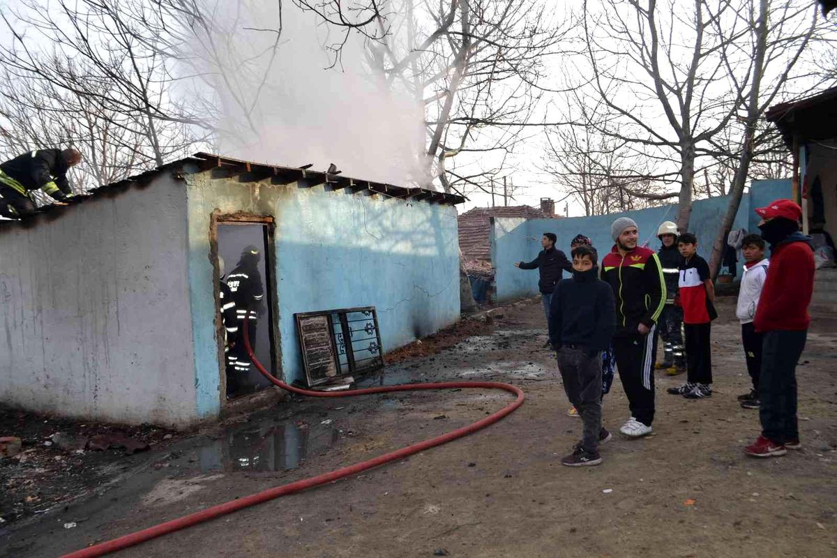 Mum yakıp uyudu, evi küle döndü