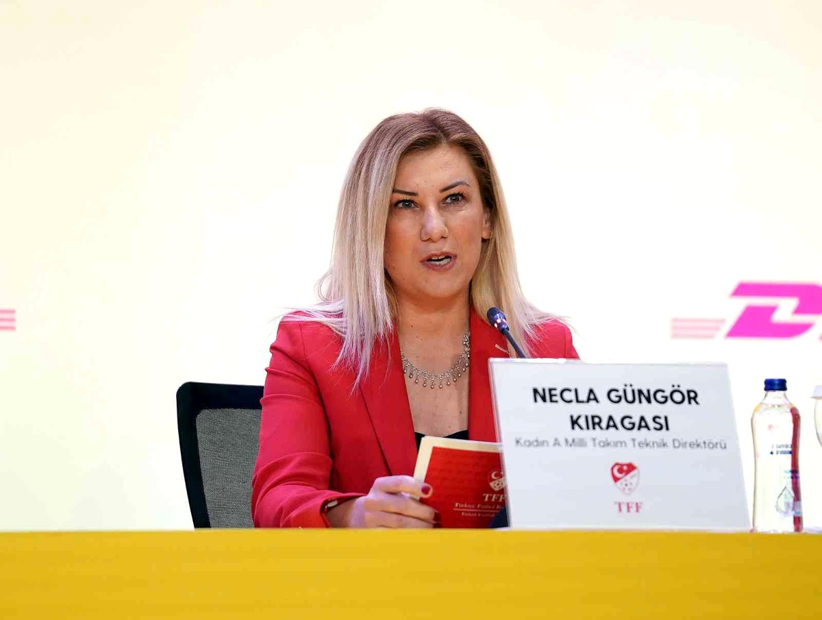 Necla Güngör Kıragası: "Kadın futbolunun yıllar önce hayal ettiği durumu yaşıyor olmaktan mutluyuz"