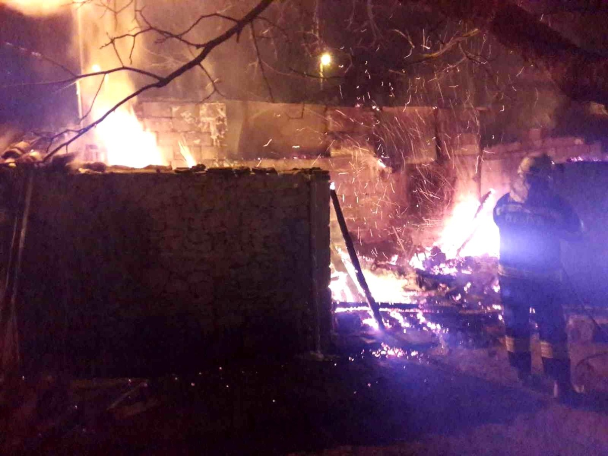 Odun deposundaki yangın geceyi aydınlattı
