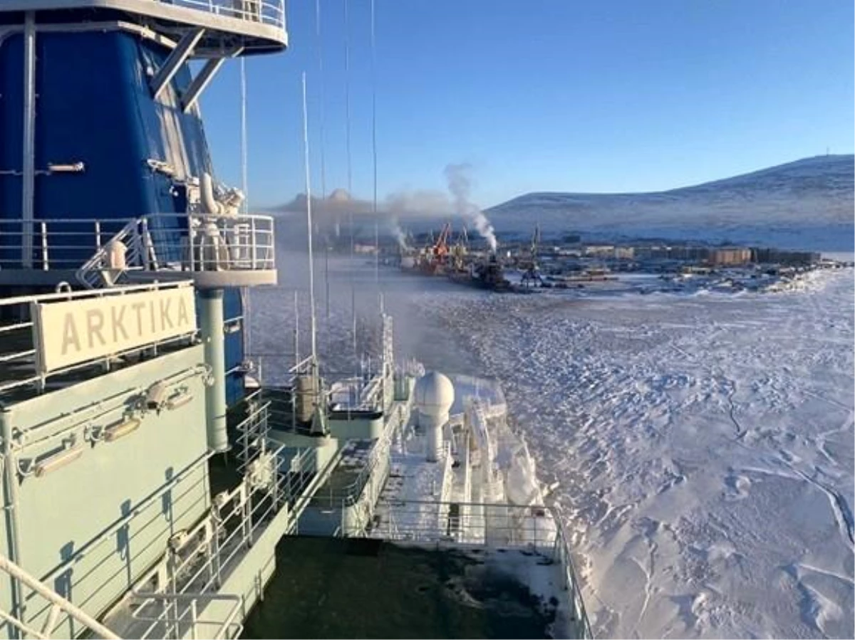 Rosatomflot\'un buzkıran gemisi Arktika, ilk doğu-batı refakati görevine başladı