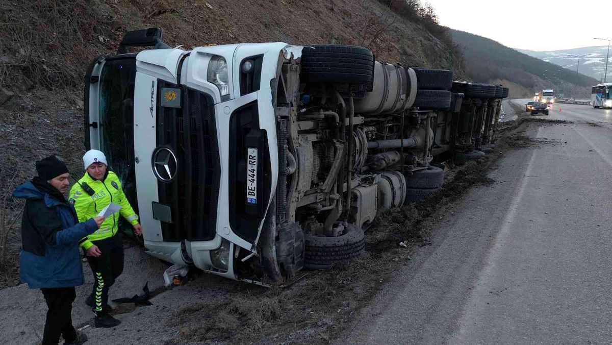 Samsun\'da kargo tırı devrildi: 1 yaralı