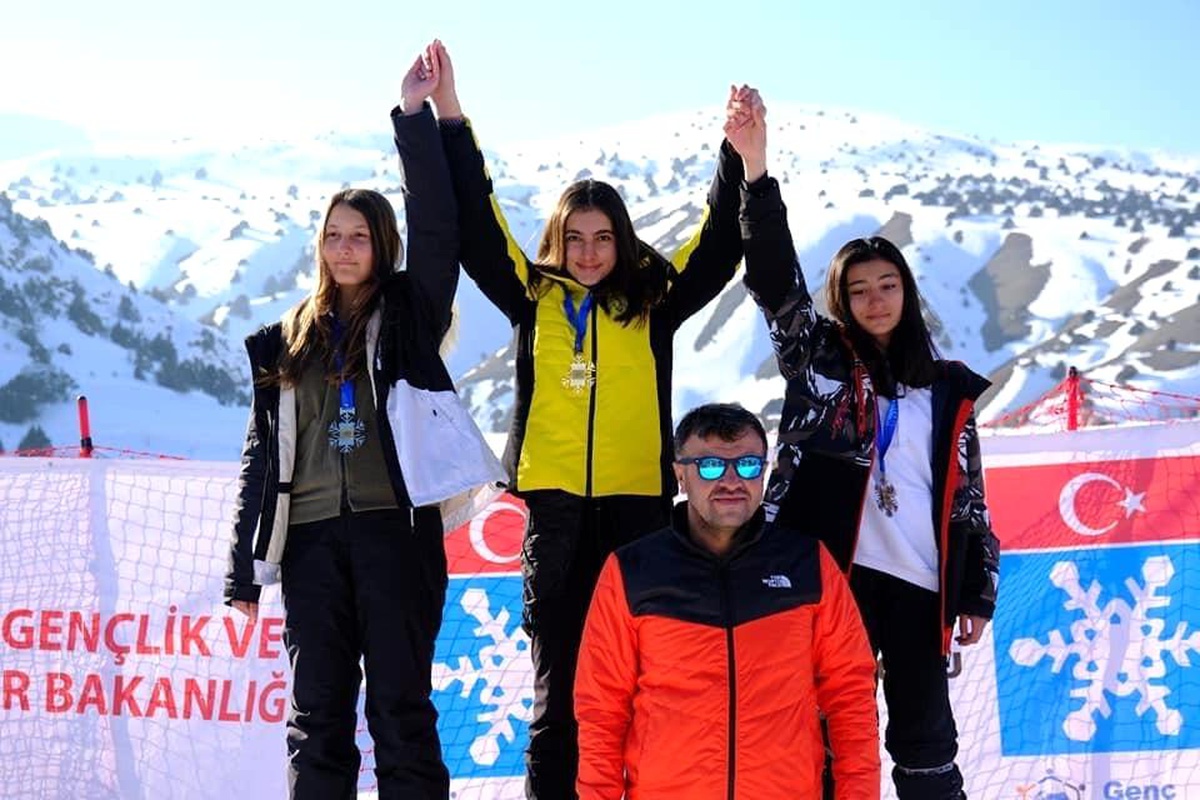 Snowboard yarışlarında Kayseri rüzgarı esti