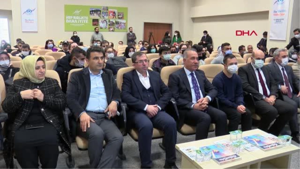 Sultangazi Belediyesi engelli vatandaşlar ücretsiz sınav kitabı dağıttı