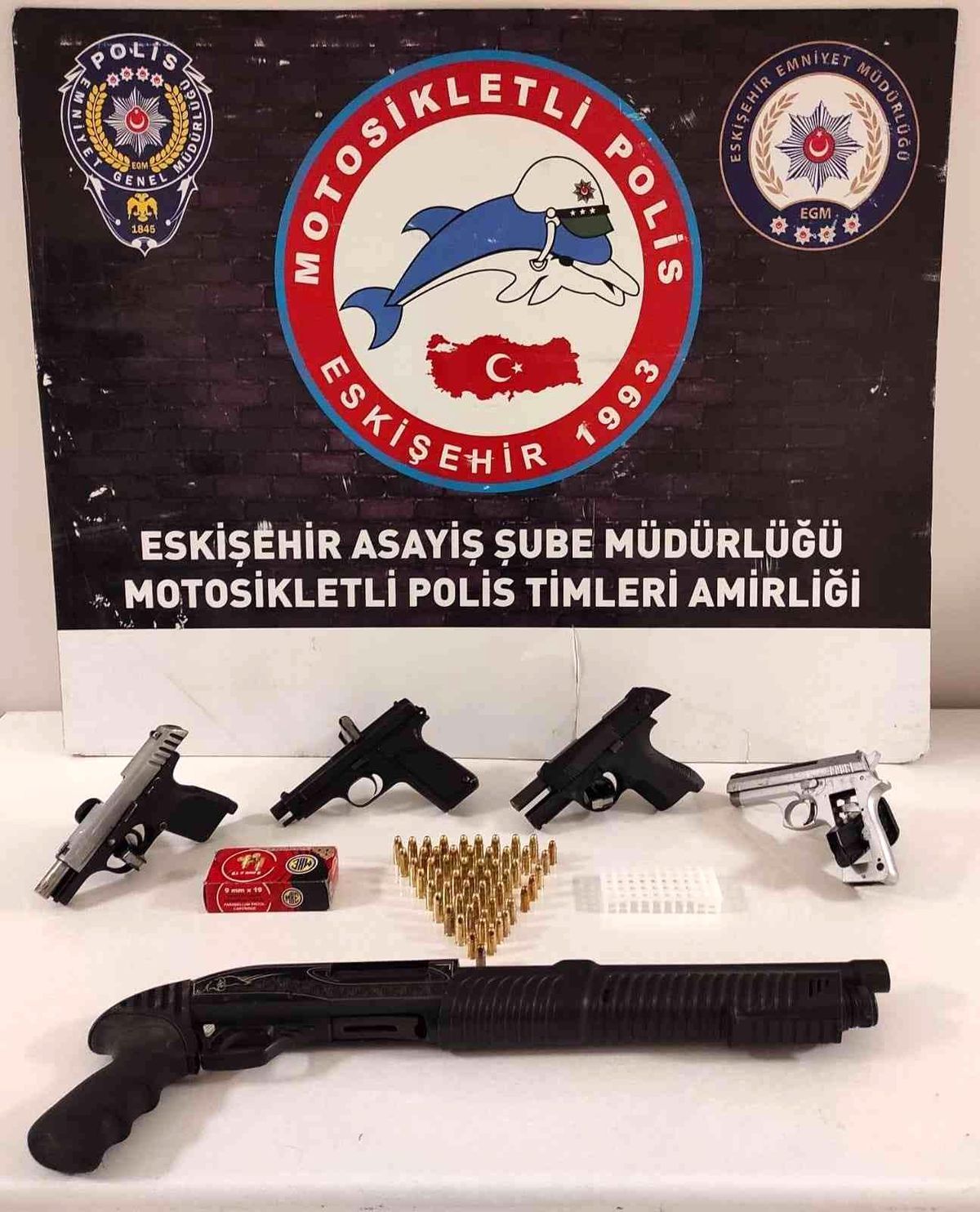 Şüpheli şahıslar üzerinde 5 silah ele geçirildi
