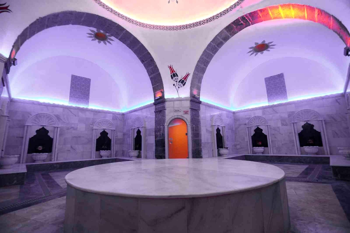 Talas\'ın tarihi hamamı göz kamaştırıyor