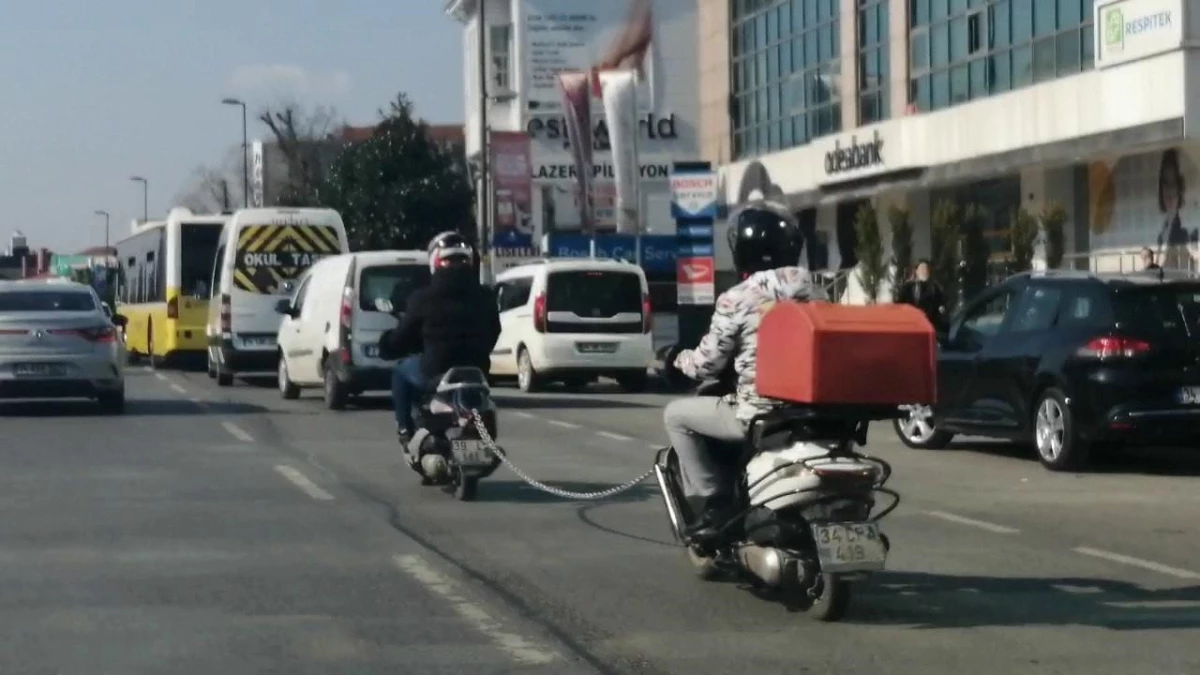 Tehlikeli yolculuk: Akan trafikte motosikleti halatla çekti