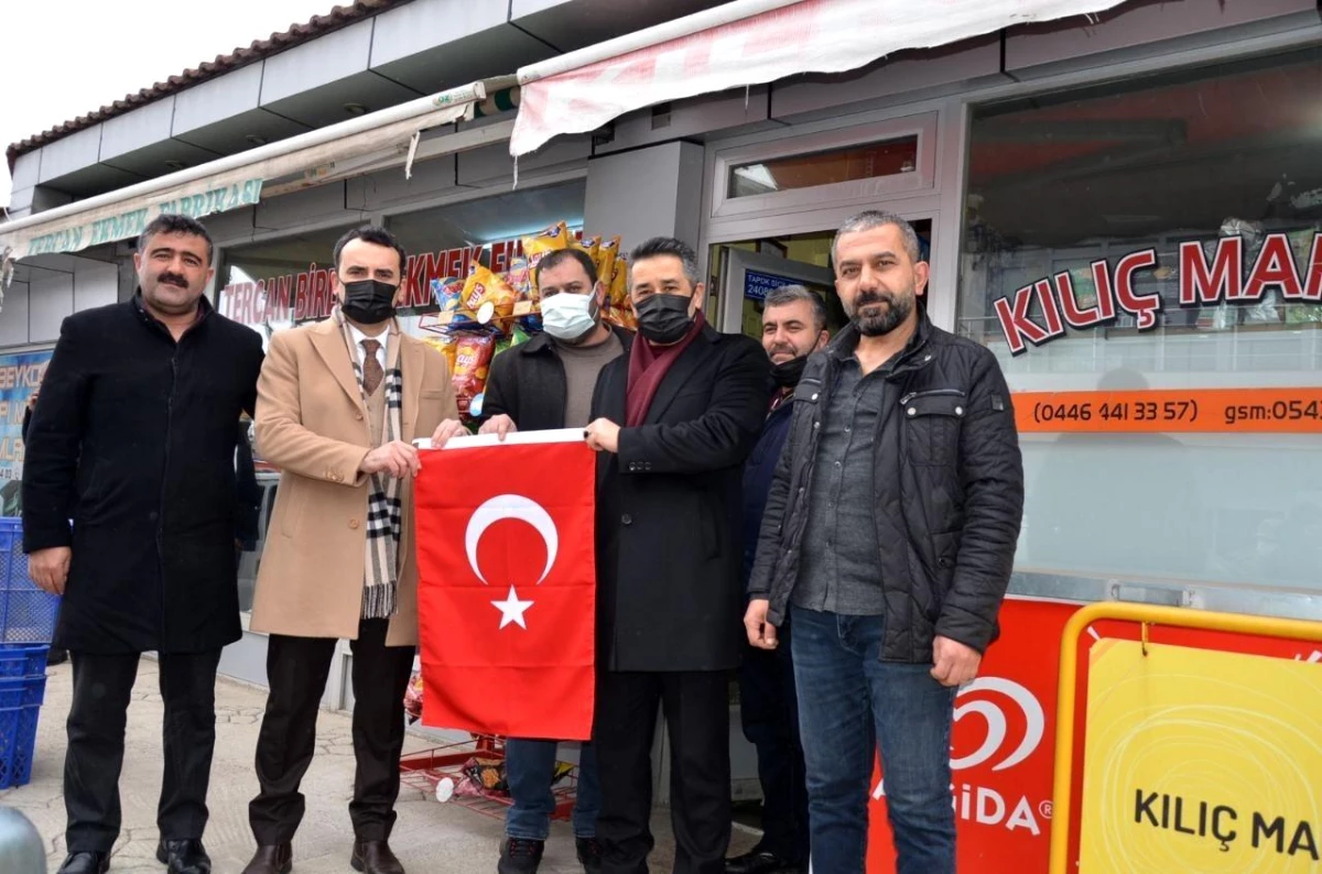 Tercan\'da esnafa Türk bayrağı