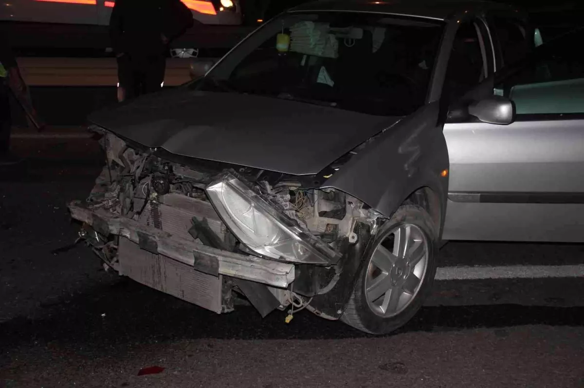 Tır ile otomobil çarpıştı, trafik felç oldu