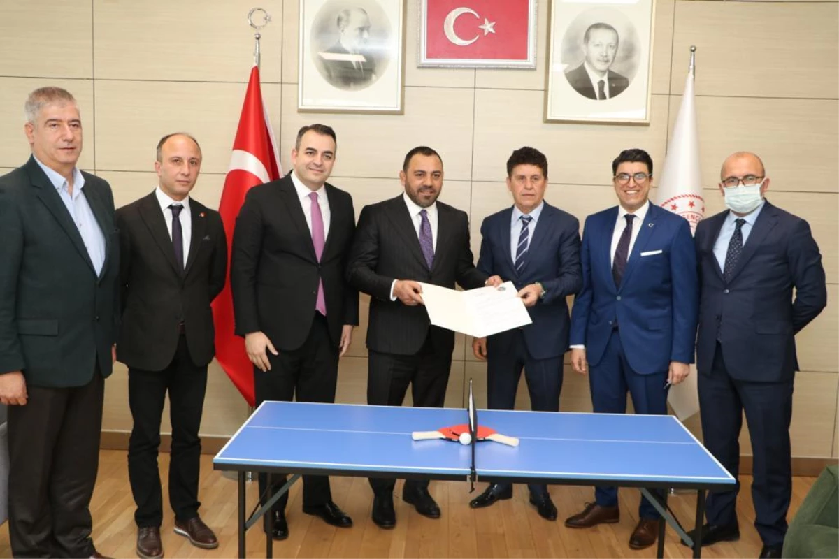 "Türkiye Masa Tenisi Federasyonuna yeni sponsor" başlıklı haberimizde Sigortambir Genel Müdürünün soy ismi sehven yanlış yazılmıştır.