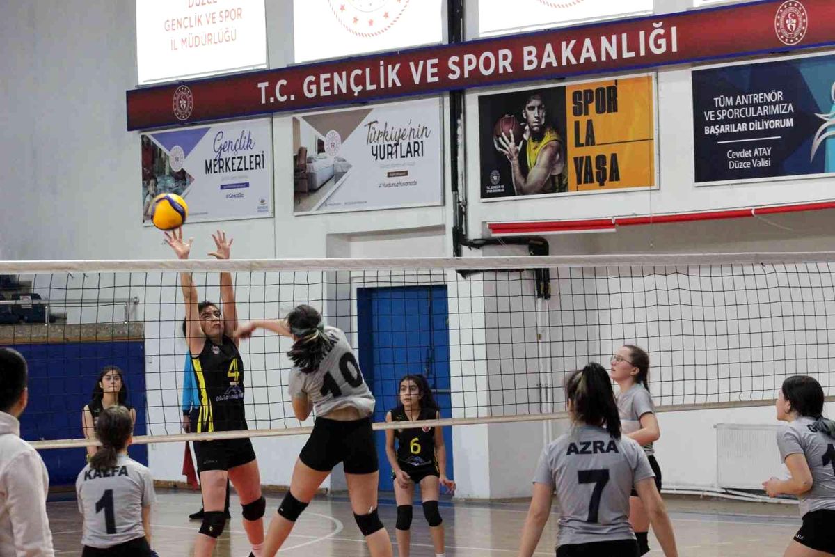 Okul Sporları Yıldızlar Voleybol Yarı Final Müsabakaları Düzce\'de başladı