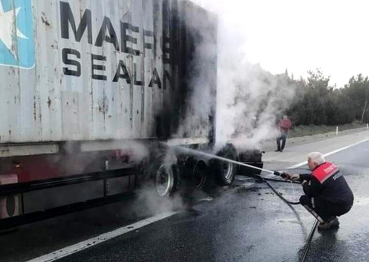 Yanan tır dorsesi kullanılmaz hale geldi
