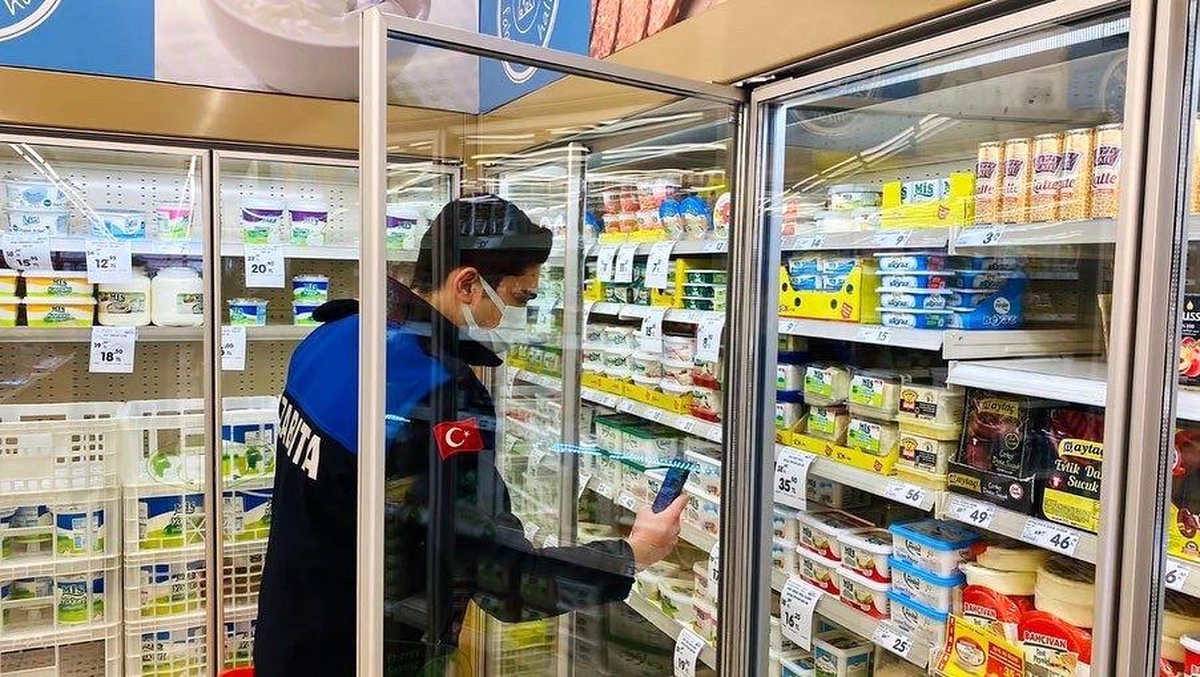 Zabıta ekipleri marketlerde temel gıda ürünlerini denetledi