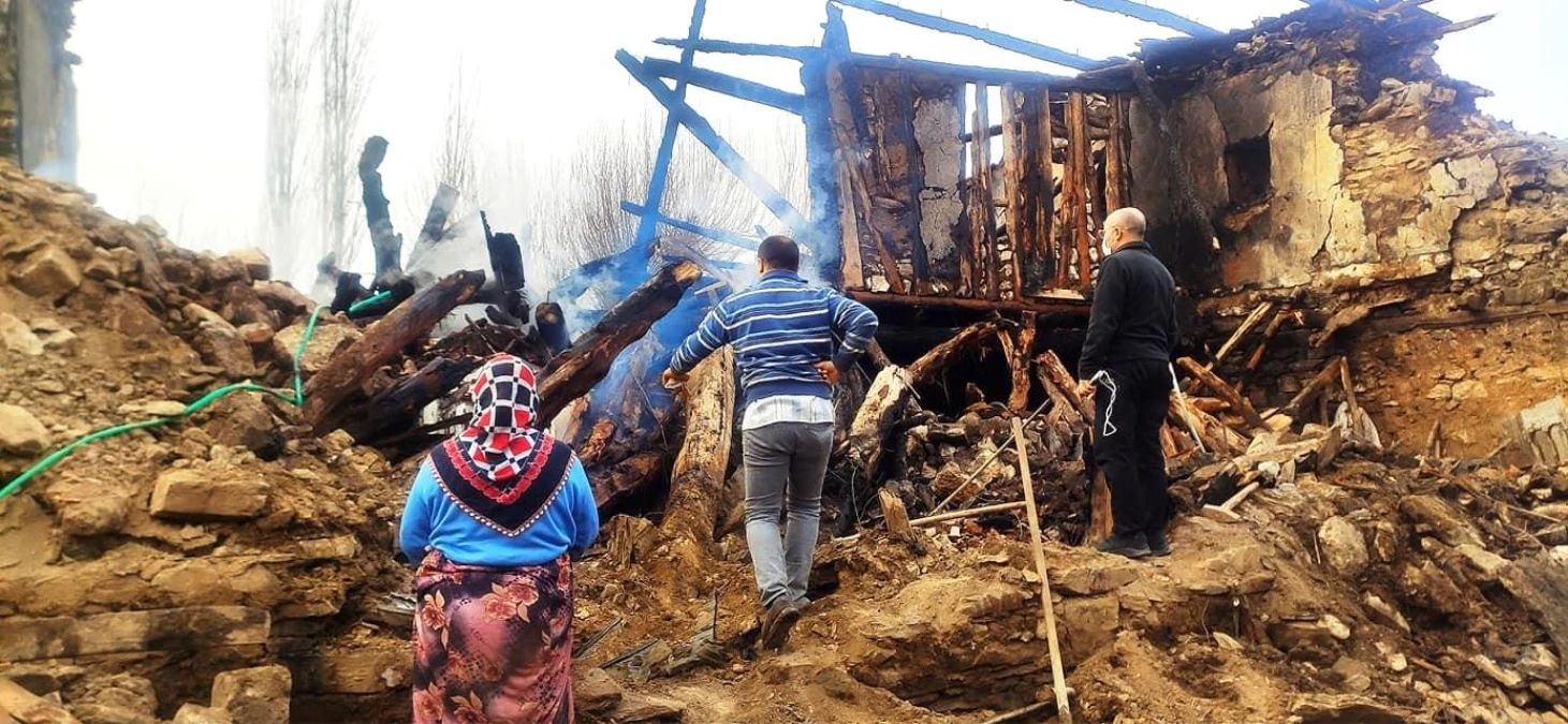 AFAD Müdürü Artun, Çavdahisar\'da yanan evde incelemelerde bulundu