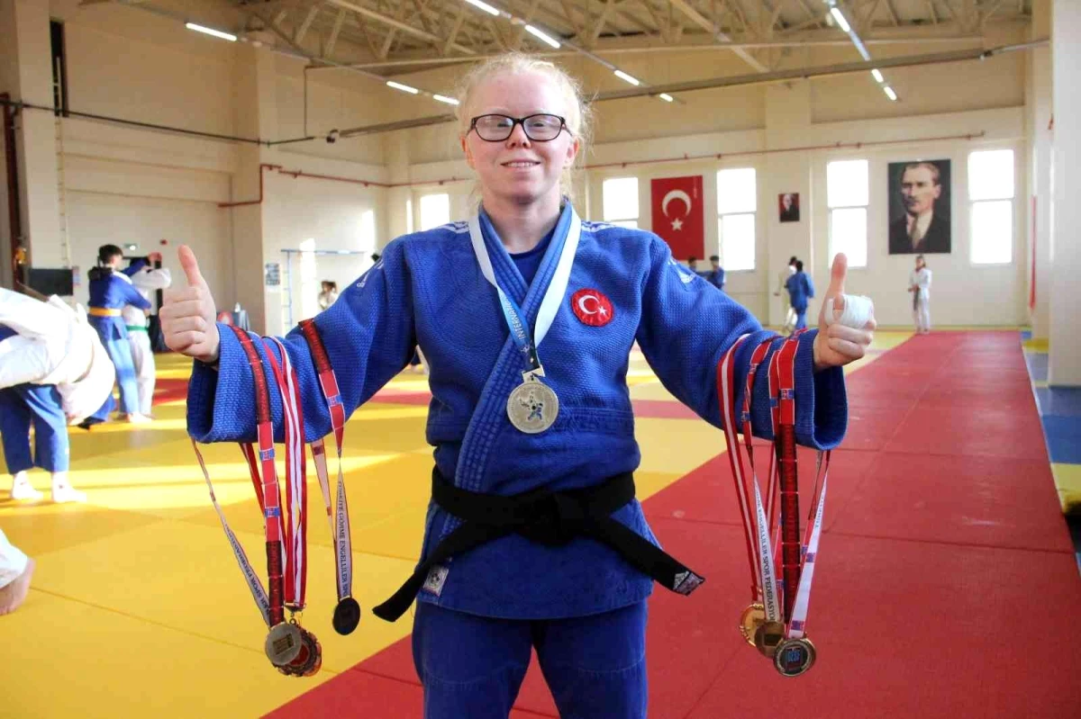 Albino hastası Cahide\'nin judo sporunda 7 yıldır sırtı yere gelmiyor