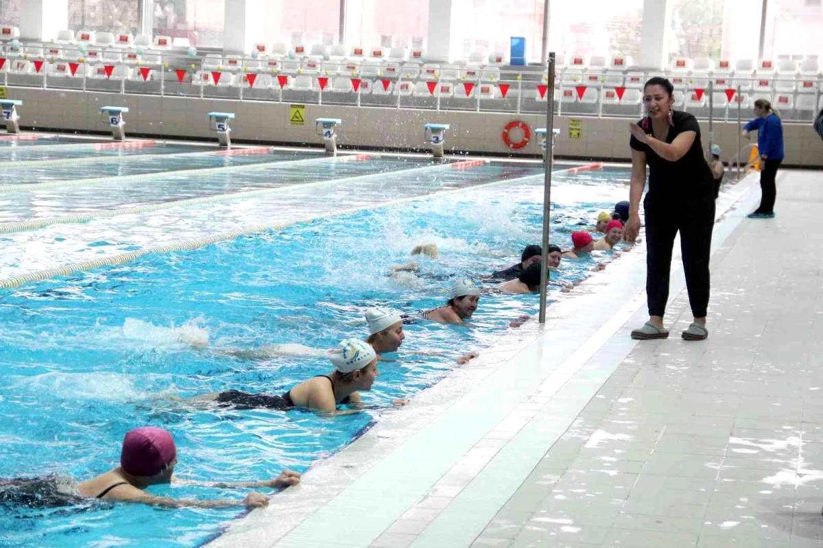 Antalya\'da kadınlar, yaz mevsimi öncesi havuzda jimnastik yaparak forma giriyor