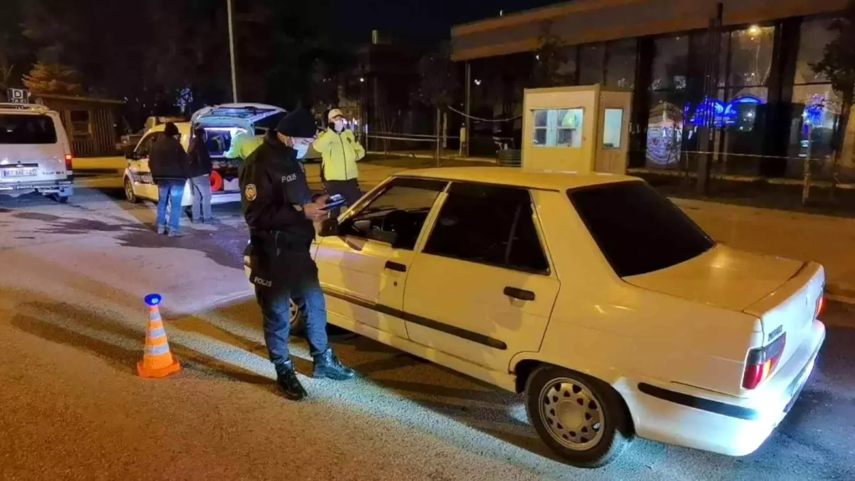 Araçları tek tek durdurup kontrol ettiler