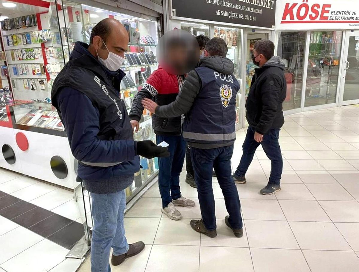 Aranan 2 şahıs yakalandı