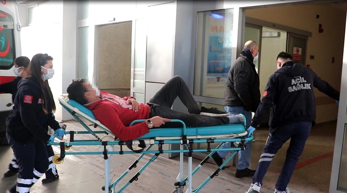 Babasıyla tartışan 16 yaşındaki genç kendini bıçakladı