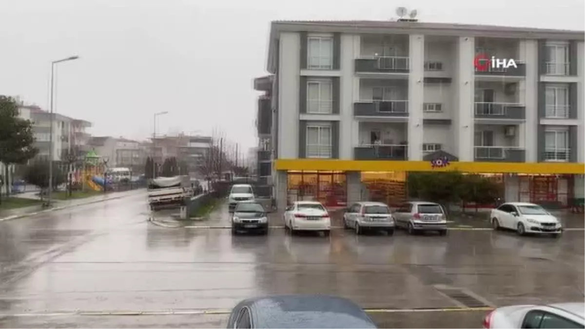 Balıkesir'de etkili olan sağanak yağış hayatı olumsuz etkiledi
