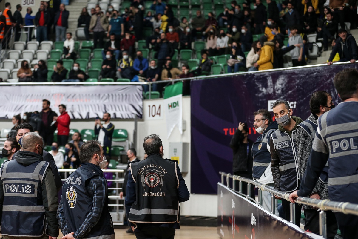 Son dakika haberi | Basketbol erkeklerde Bitci Türkiye Kupası yarı final maçında Fenerbahçe Beko, Galatasaray Nef\'i 64-49 mağlup ederek finale yükseldi.