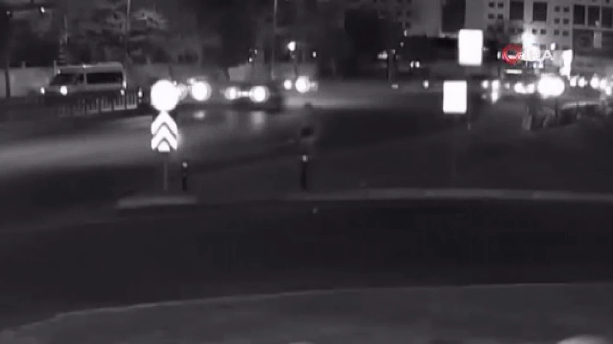 Kırmızı ışıkta yolun karşısına geçmek isteyen kadına otomobil çarptı: Feci kaza kamerada