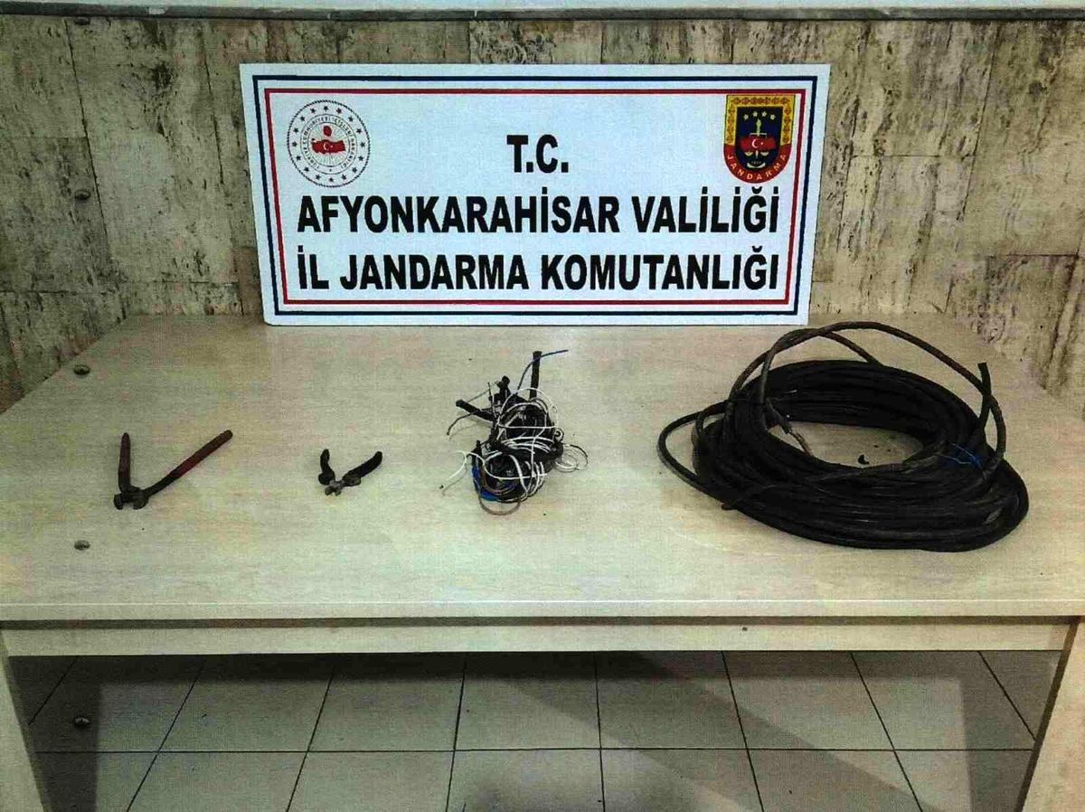 Çaldıkları kabloları hurdacıya satamadan yakalandılar