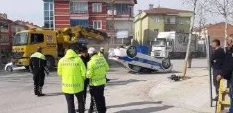 Çorum'da ağaca çarpan polis aracı takla attı