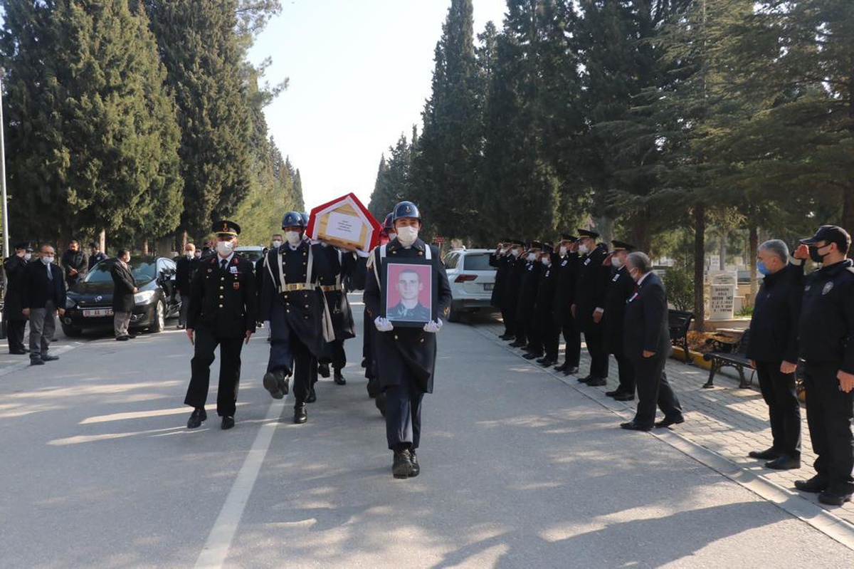 Son dakika haberi: Denizli\'de 14 yıl sonra şehit sayılan askerin cenazesi şehitliğe defnedildi