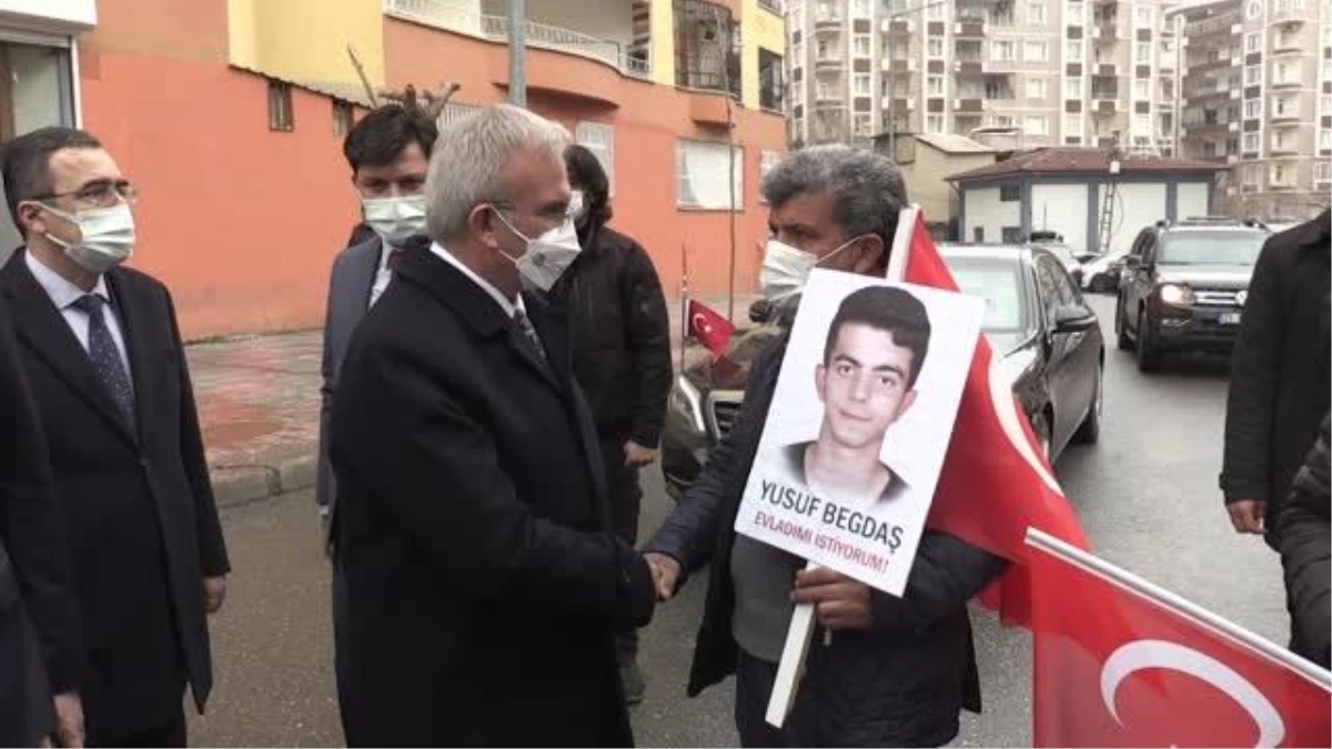 Diyarbakır Valisi Münir Karaloğlu, "Diyarbakır anneleri"ni ziyaret etti