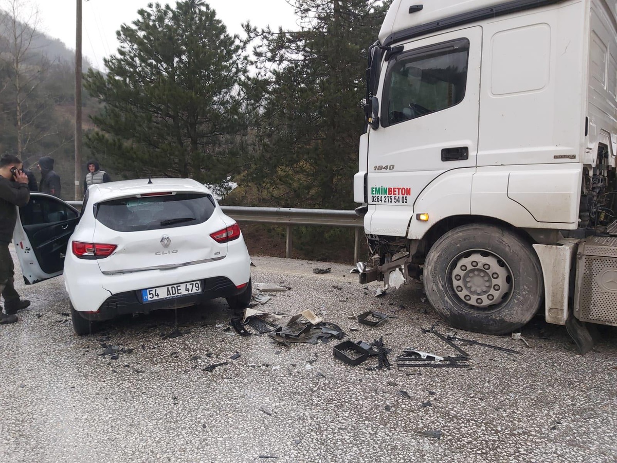 Düzce\'de kamyon ile otomobilin çarpıştığı kazada 4 kişi yaralandı
