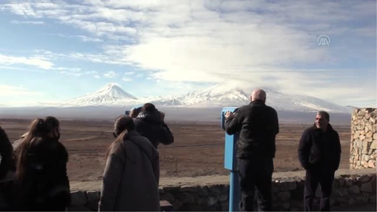 Ermenistan\'daki Hor Virap Manastırı ziyaretçilerinin manzarası: Ağrı Dağı