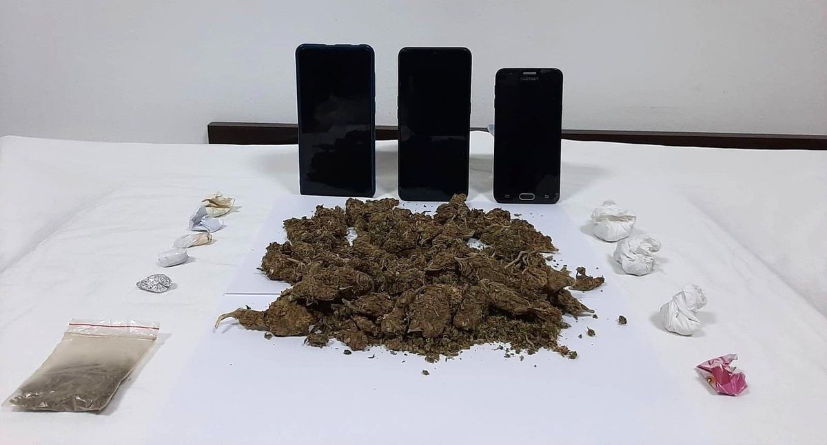 Evden 2 kilo esrar çıktı: 7 gözaltı