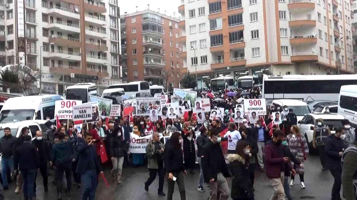 Son dakika haberi | Evlat nöbetindeki aileler, \'Şehitler ölmez, vatan bölünmez\' sloganları ile yürüdü