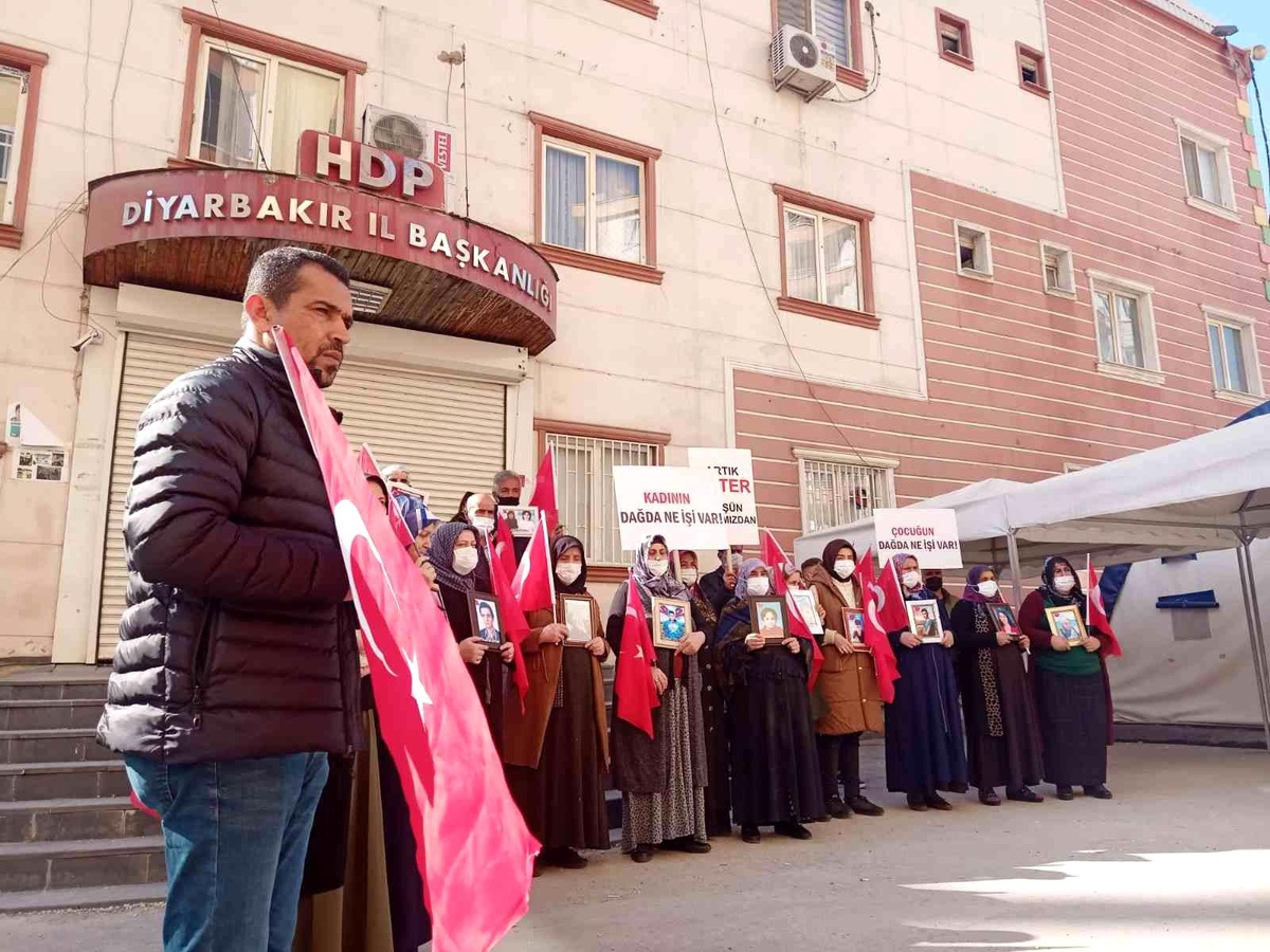 Evlat nöbetindeki ailelerin destansı direnişi 900\'ncü gününde: 263 aile katıldı, 34 aile evladına kavuştu