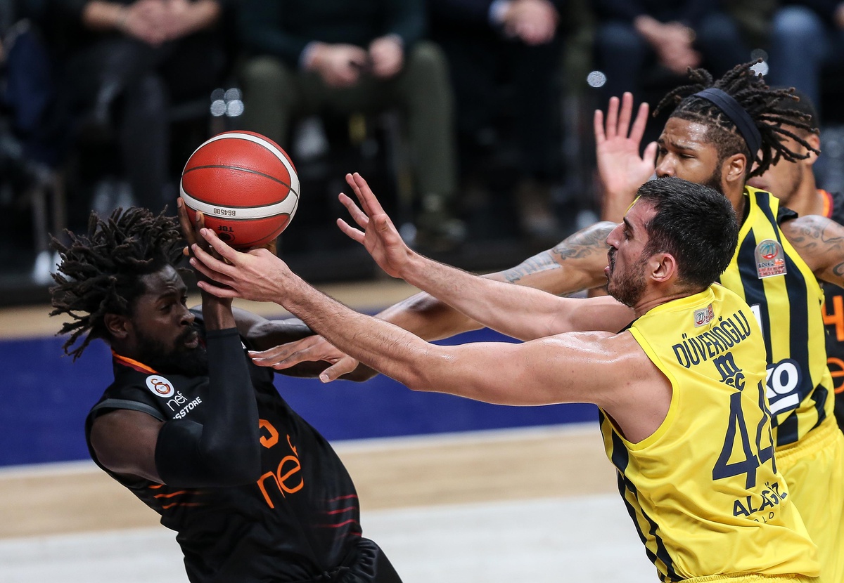 Fenerbahçe Beko-Galatasaray Nef maçına tribünlerin boşaltılması için ara verildi