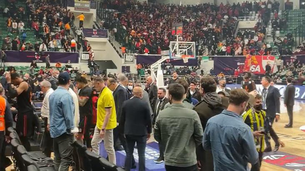 Yatışmayan gerginliğe hakem müdahalesi! Fenerbahçe-Galatasaray karşılaşmasında tribünler boşaltılıyor!